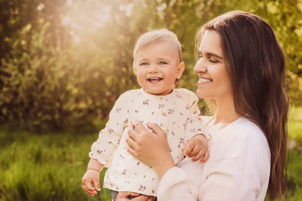 Lycklig Mor Med Sin Söta Bebis Parken Solig Dag Utrymme — Stockfoto