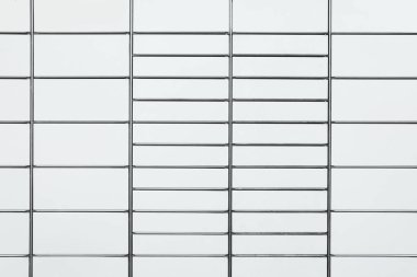 Arka planda birçok posta kutusu olan modern paket dolabı