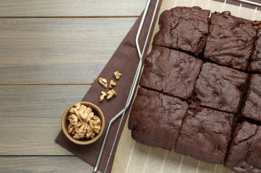 Tahta masada taze pişmiş nefis brovniler ve cevizler. Metin için boşluk