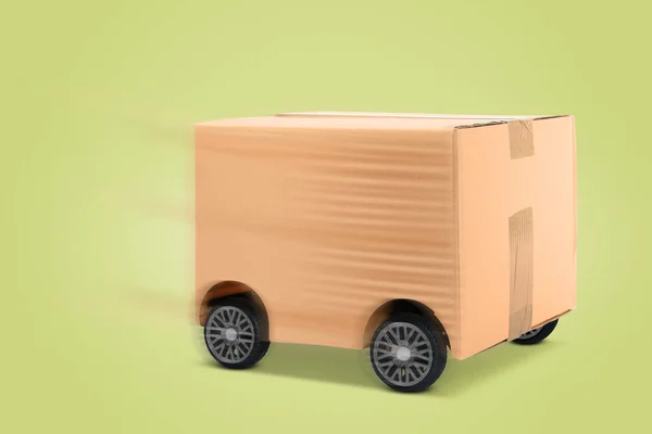 Açık Yeşil Arka Plana Karşı Tekerlekler Üzerinde Karton Kutu Müşteriye — Stok fotoğraf