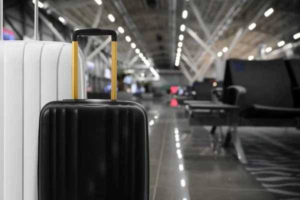Havaalanı Terminalinin Bekleme Alanında Şık Bavullar — Stok fotoğraf