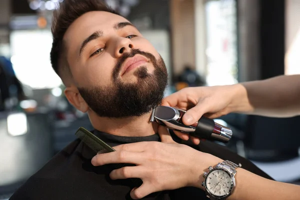 Cabeleireiro Profissional Trabalhando Com Cliente Barbearia — Fotografia de Stock