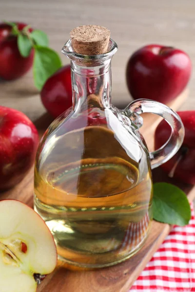 Krug Mit Leckerem Saft Und Frischen Reifen Roten Äpfeln Auf — Stockfoto