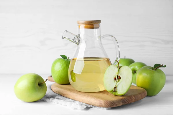 Jarra Sabroso Jugo Manzanas Verdes Maduras Frescas Sobre Mesa Madera — Foto de Stock