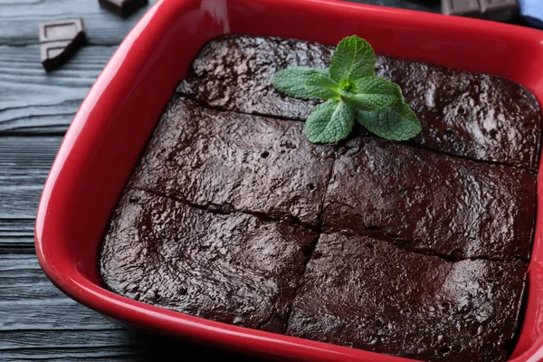 Delicious Chocolate Brownie Mint Baking Dish Black Wooden Table Closeup — Stock Photo, Image