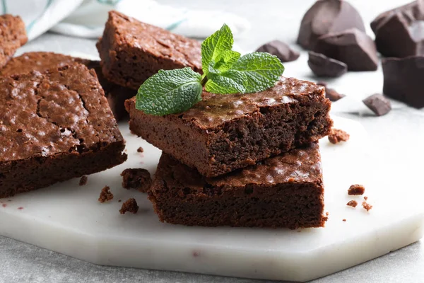 Вкусные Шоколадные Брауни Свежей Мятой Сером Столе — стоковое фото