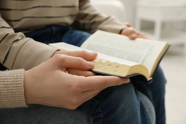 Ragazzo Suo Padrino Leggono Bibbia Insieme Chiuso Primo Piano — Foto Stock