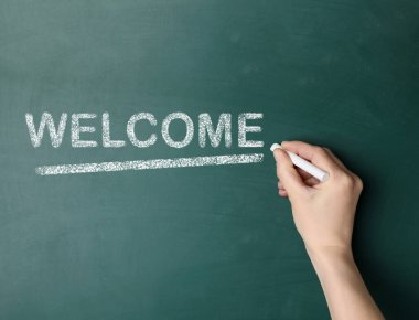 Kelime yazan kadın tahtaya hoş geldin, kapat.