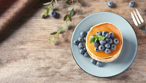 Assiette Avec Crêpes Baies Sur Fond Bois Vue Sur Dessus — Photo