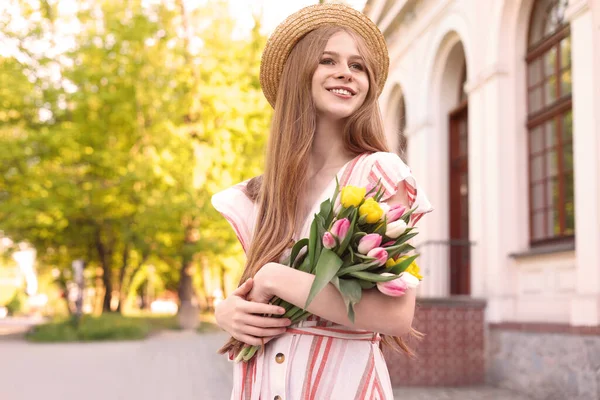 Hermosa Adolescente Con Ramo Tulipanes Calle Ciudad Espacio Para Texto —  Fotos de Stock