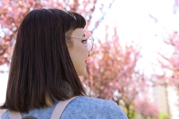 Mujer Joven Parque Con Hermosos Árboles Sakura Flor Espacio Para — Foto de Stock