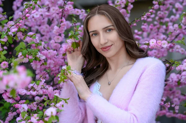 Hermosa Mujer Joven Cerca Del Árbol Sakura Flor Día Primavera —  Fotos de Stock