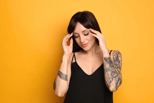 Mooie Vrouw Met Tattoos Armen Tegen Gele Achtergrond — Stockfoto