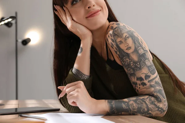 Hermosa Mujer Con Tatuajes Brazo Mesa Interior Primer Plano — Foto de Stock