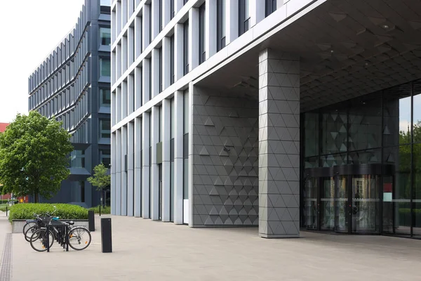 Schöne Aussicht Auf Moderne Gebäude Und Fahrradständer — Stockfoto