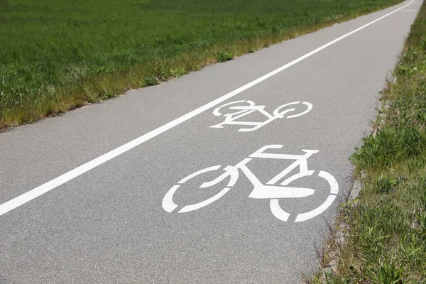 人行道附近涂有白色标志的自行车道 — 图库照片