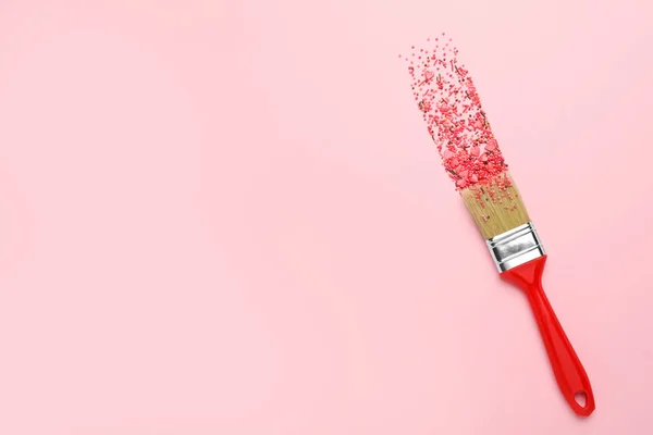 Penseel Het Schilderij Met Rode Hagelslag Roze Achtergrond Bovenaanzicht Ruimte — Stockfoto