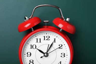 Yeşil karatahtanın üzerindeki alarm saati, üst manzara. Okul zamanı.