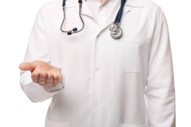 Steteskoplu doktor beyaz arka planda bir şey tutuyor, yakın plan. Kardiyoloji kavramı