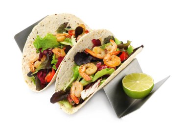 Beyaz arka planda karidesli ve limonlu lezzetli tacolar.