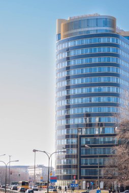 Güneşli bir günde modern binayla şehir manzarası