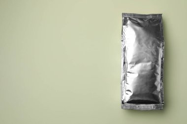 Açık arkaplanda boş folyo paketi, üst görünümde. Metin için boşluk