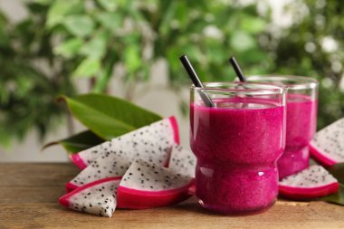 Lezzetli pitahaya smoothie ve ahşap masada taze meyve, metin için yer