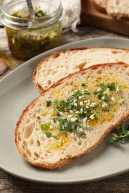 Yağlı ve sarımsaklı lezzetli bruschettalar, yakın plan.