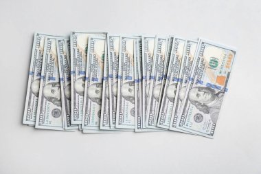 Açık gri arka planda dolar banknotları, üst manzara. Amerikan ulusal para birimi