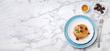 Lezzetli gözlemelerle mermer zemin üzerinde düz kompozisyon, metin için boşluk. Pankart tasarımı