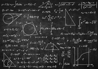 Tahtaya yazılmış bir sürü farklı matematik formülü var. Cebir ve Geometri