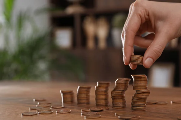 Femme Empilant Des Pièces Monnaie Table Bois Intérieur Gros Plan — Photo