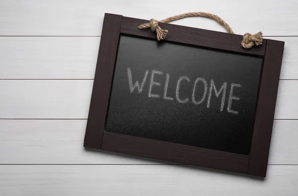 Small Chalkboard Word Welcome White Wooden Background Top View — Stock Photo, Image