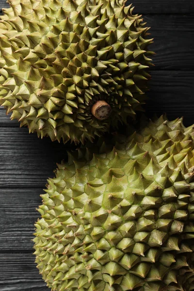 Dojrzałe Duriany Czarnym Drewnianym Stole Zbliżenie — Zdjęcie stockowe