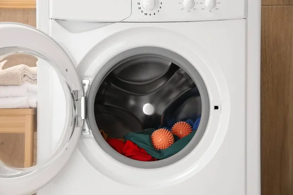 洗濯機の乾燥機ボールと服 クローズアップ — ストック写真