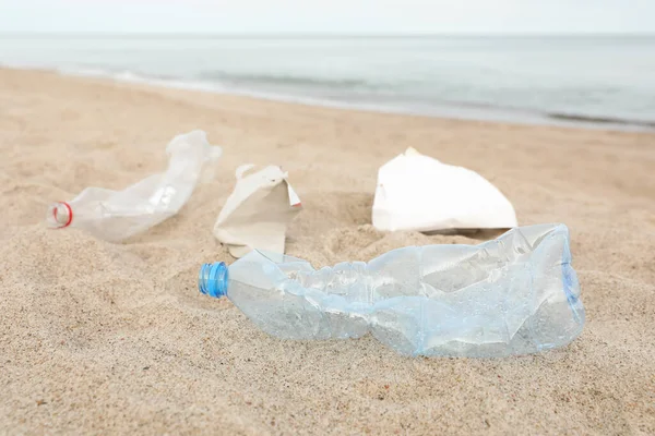 Afval Verspreid Het Strand Buurt Van Zee Dichtbij Recyclingprobleem — Stockfoto