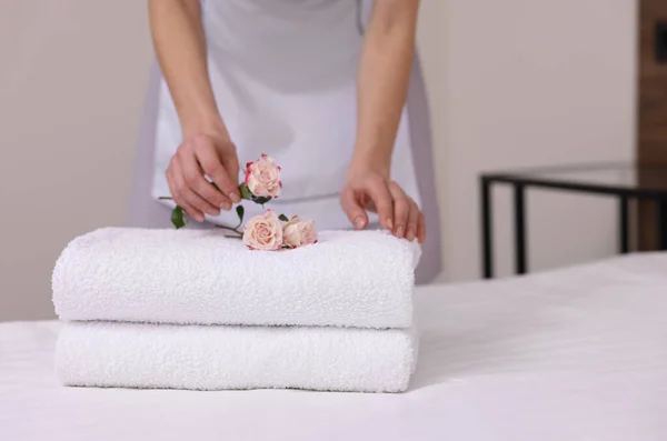Chambermaid Putting Flowers Fresh Towels Hotel Room Closeup — 스톡 사진