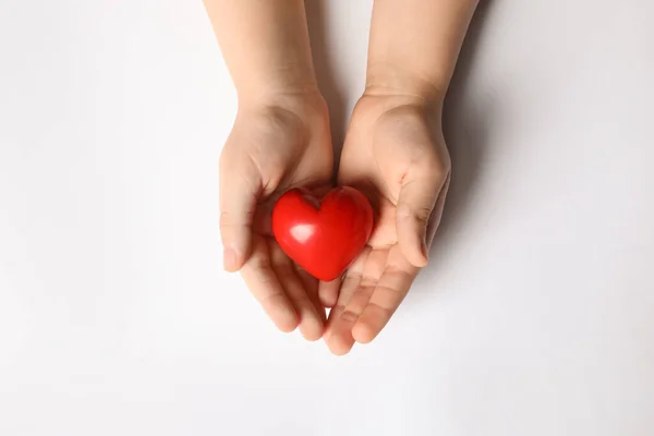 Женщина Держит Руках Красное Сердце Белом Фоне Вид Сверху — стоковое фото