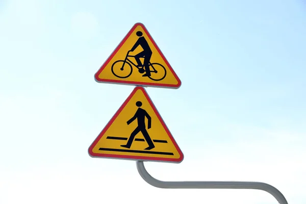 Posto Sinalização Com Ciclovia Pedestre Cruzando Adiante Contra Céu Azul — Fotografia de Stock