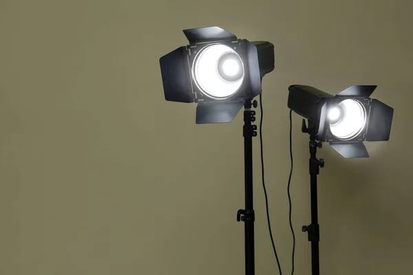 Bej Arkaplan Karşısında Modern Spot Işıkları Metin Için Boşluk — Stok fotoğraf