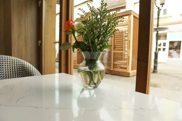 Букет Красивих Квітів Скляній Вазі Столі Кафетерії — стокове фото