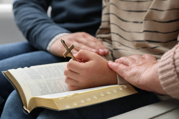 대부모가 기도하는 클로즈업 — 스톡 사진