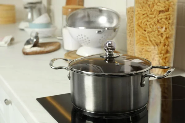 Pot Brillant Sur Cuisinière Électrique Dans Cuisine Ustensiles Cuisine — Photo