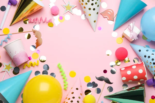 Rahmen Von Partyhüten Und Anderen Festlichen Gegenständen Auf Rosa Hintergrund — Stockfoto