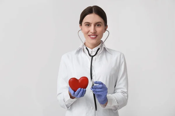 Doutor Com Estetoscópio Coração Vermelho Sobre Fundo Branco Conceito Cardiologia — Fotografia de Stock