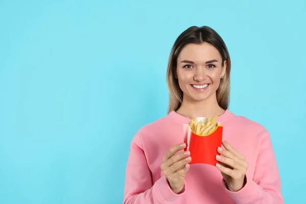 Jovem Com Batatas Fritas Fundo Azul Claro Espaço Para Texto — Fotografia de Stock