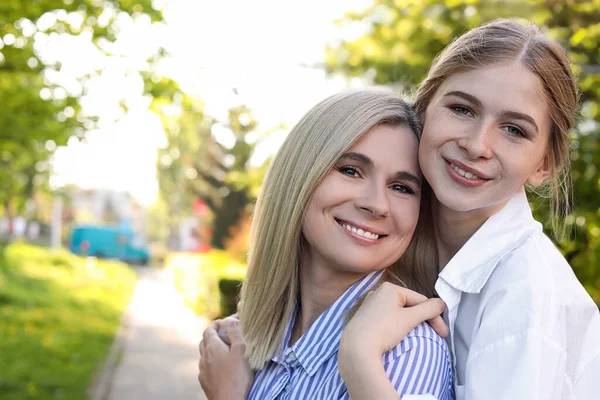 Mutlu Anne Kızıyla Birlikte Güneşli Bir Günde Parkta Vakit Geçiriyor — Stok fotoğraf