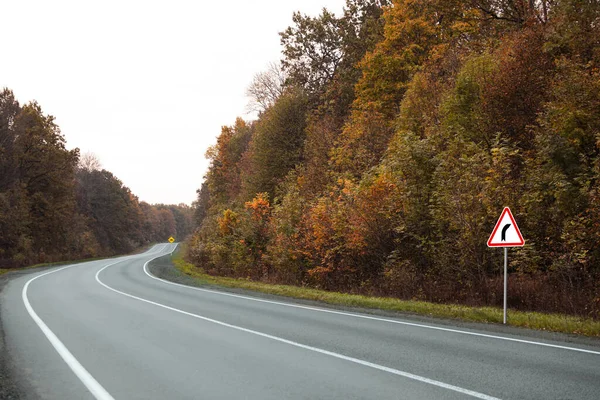 Panneau Signalisation Bend Right Près Route Asphaltée Vide Automne — Photo