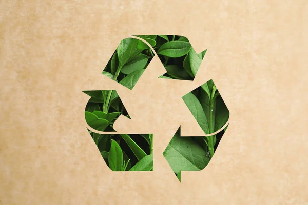 Σύμβολο Ανακύκλωσης Από Πράσινα Φύλλα Χαρτί Κραφτ — Φωτογραφία Αρχείου