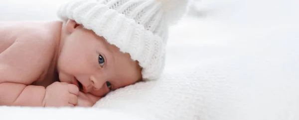 Lindo Bebé Recién Nacido Sombrero Punto Blanco Cuadros Vista Cerca — Foto de Stock